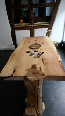 Großer Holztisch aus einem Stück <br />
Mammutbaum